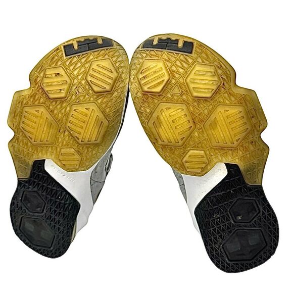 Nike LeBron XIII Low Basketball Shoes Grey Gold Mens Size 9.5 Medium Pre-Owned - Picture 4 of 9